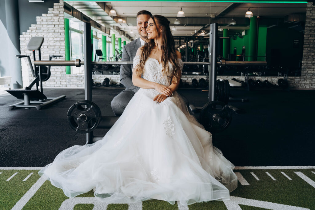 Sport Handelsbank Laufstrecke Spiegel Gewichte Fitness Kleid weit Lachen Grinsen Hintereinander