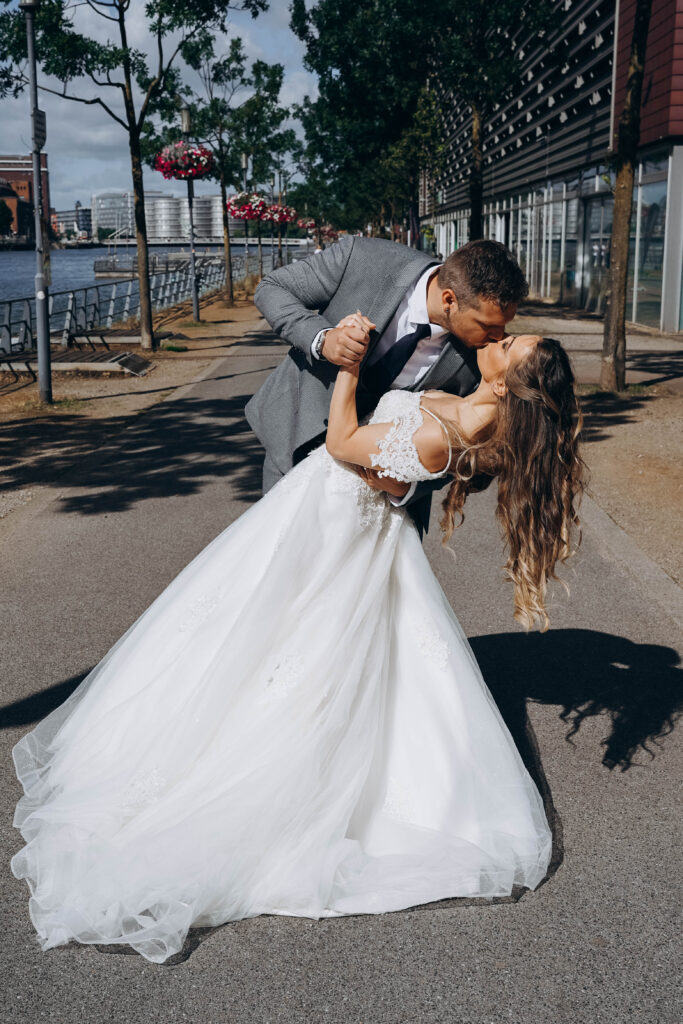 After-Wedding Braut Bräutigam Anzug Brautkleid Duisburg Hafen Innenstadt Beugen Liebe