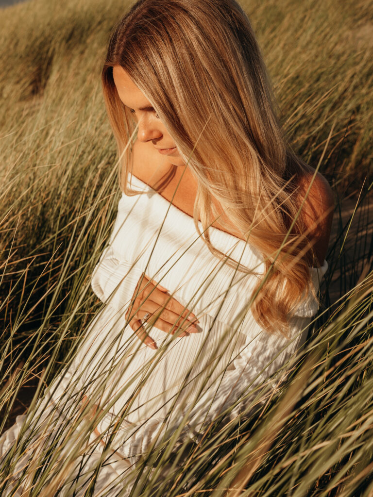 Gras Dünen Sonnenuntergang Babybauch Blond Kleid Off Shoulder