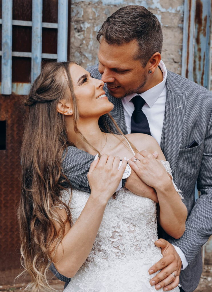 Couple Braut Bräutigam lachen Brautkleid Augenkontakt glücklich Hochzeit