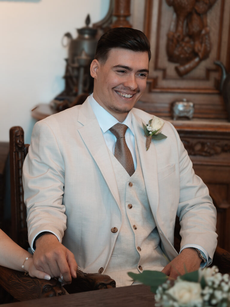 Anzug Bräutigam Lachen Freude Standesamt Handhalten Portrait