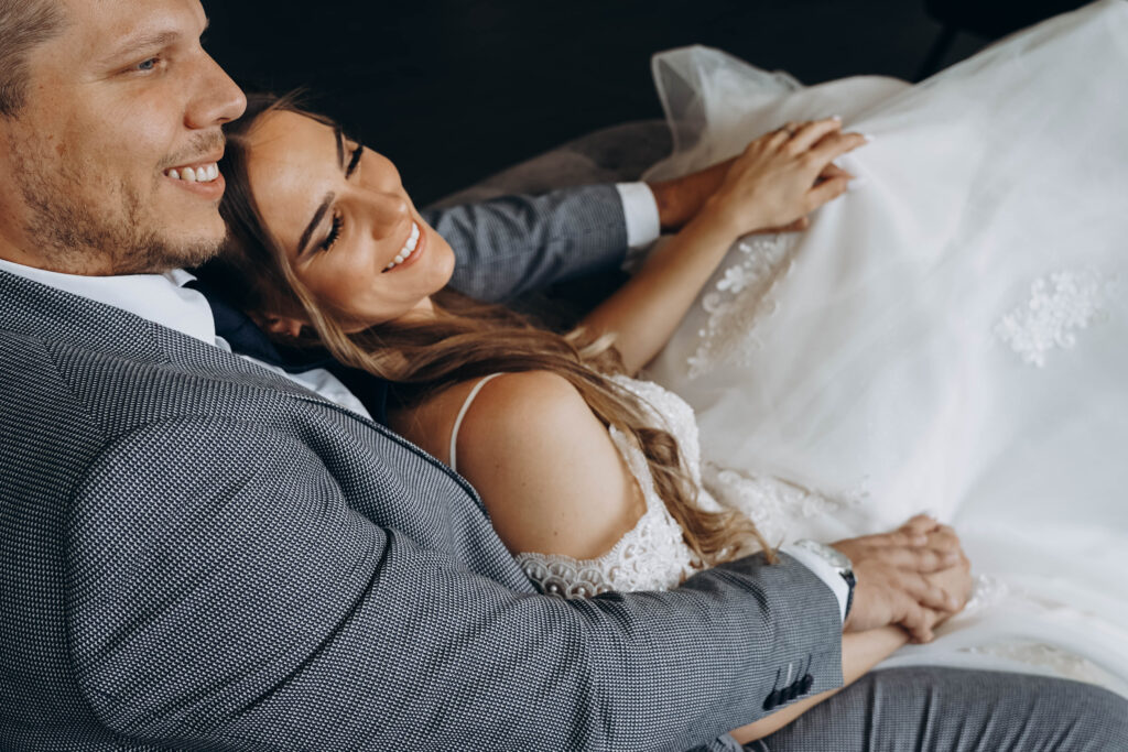 Liegen Schoß Grinsen Glück Liebe Kleid Handhalten Zähne Entspannt