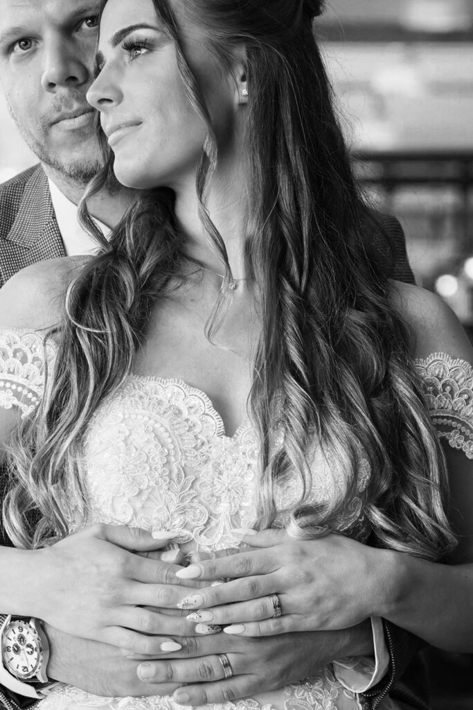 Schwarz weiß Nahaufnahme Hände Eheringe Lange Haare Uhr Spitze