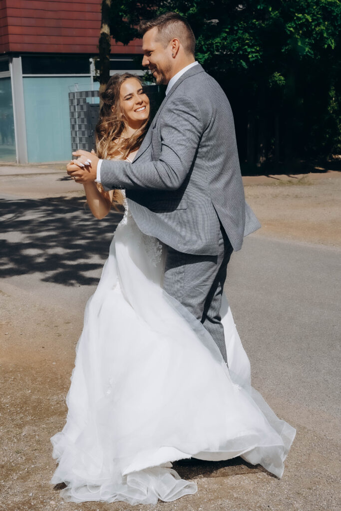 Tanzen Freude Gute Laune Kleid Anzug Straße Duisburg Innenhafen