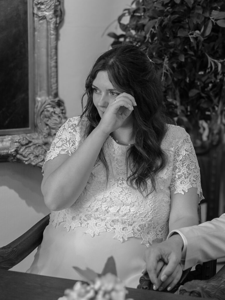 Hochzeitskleid Standesamt Emotionen Freudentränen