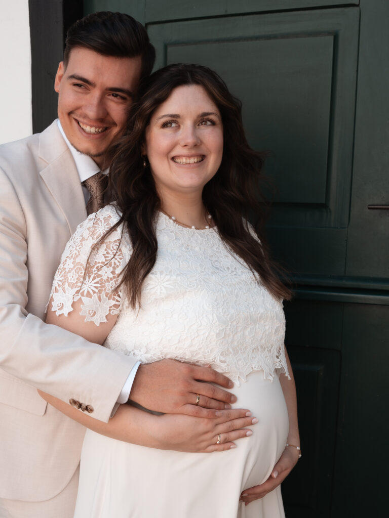 Babybauch Paarbild Bräutigam Braut Hochzeitskleid Anzug Hand auf Hand
